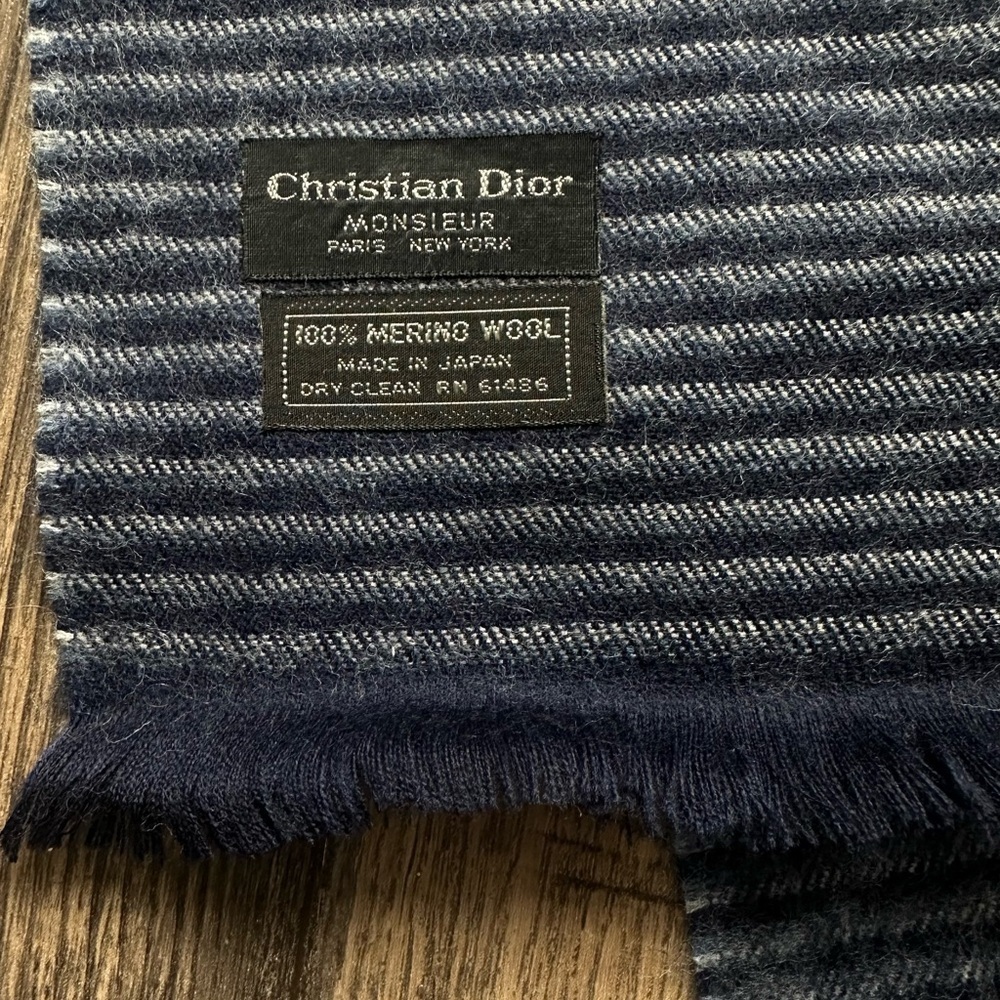 Elegant and timeless vintage Christian Dior Monsieur scarf - Picture 7 of 8